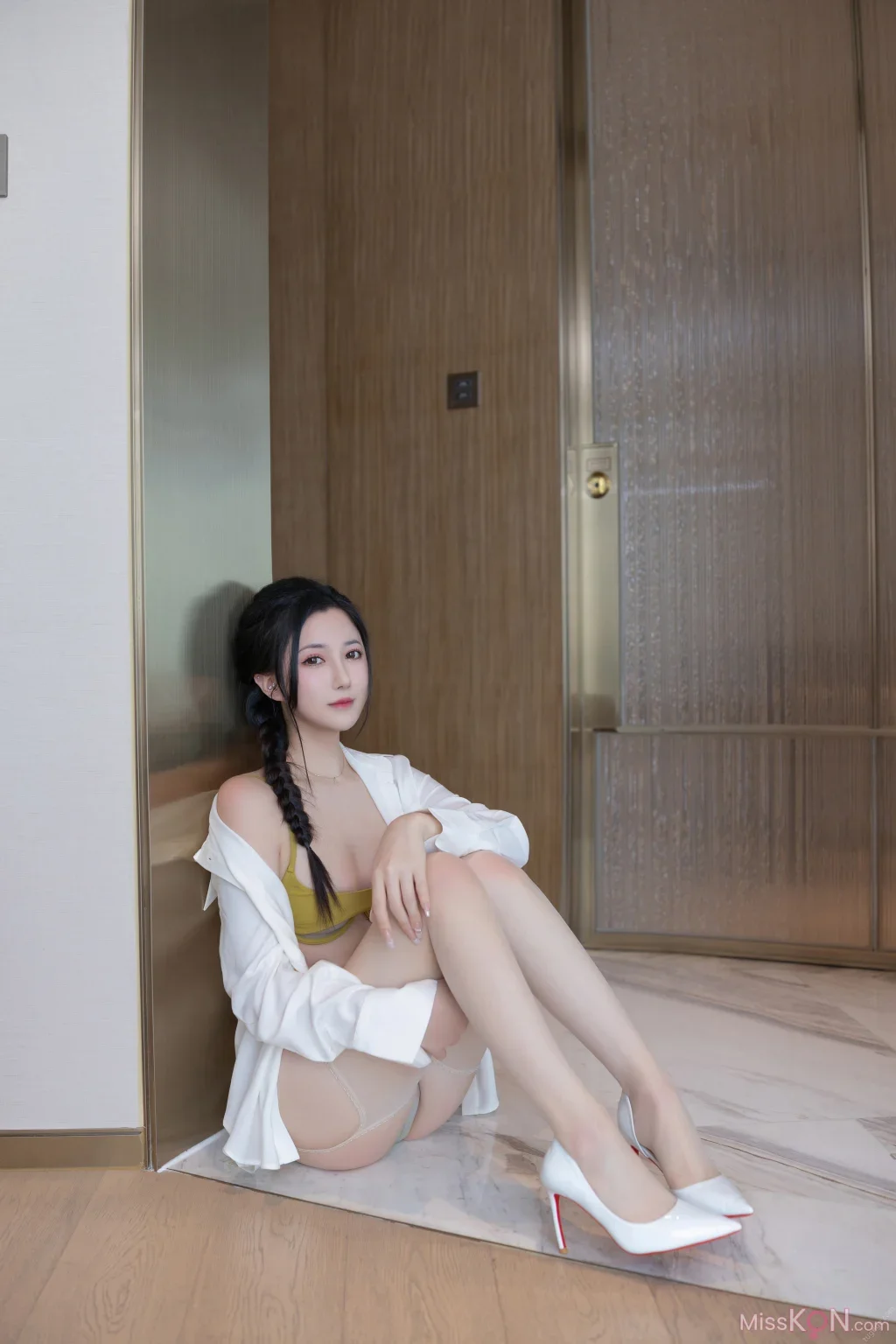 鱼子酱Fish: 秀人网模特 纯欲黄色丝袜