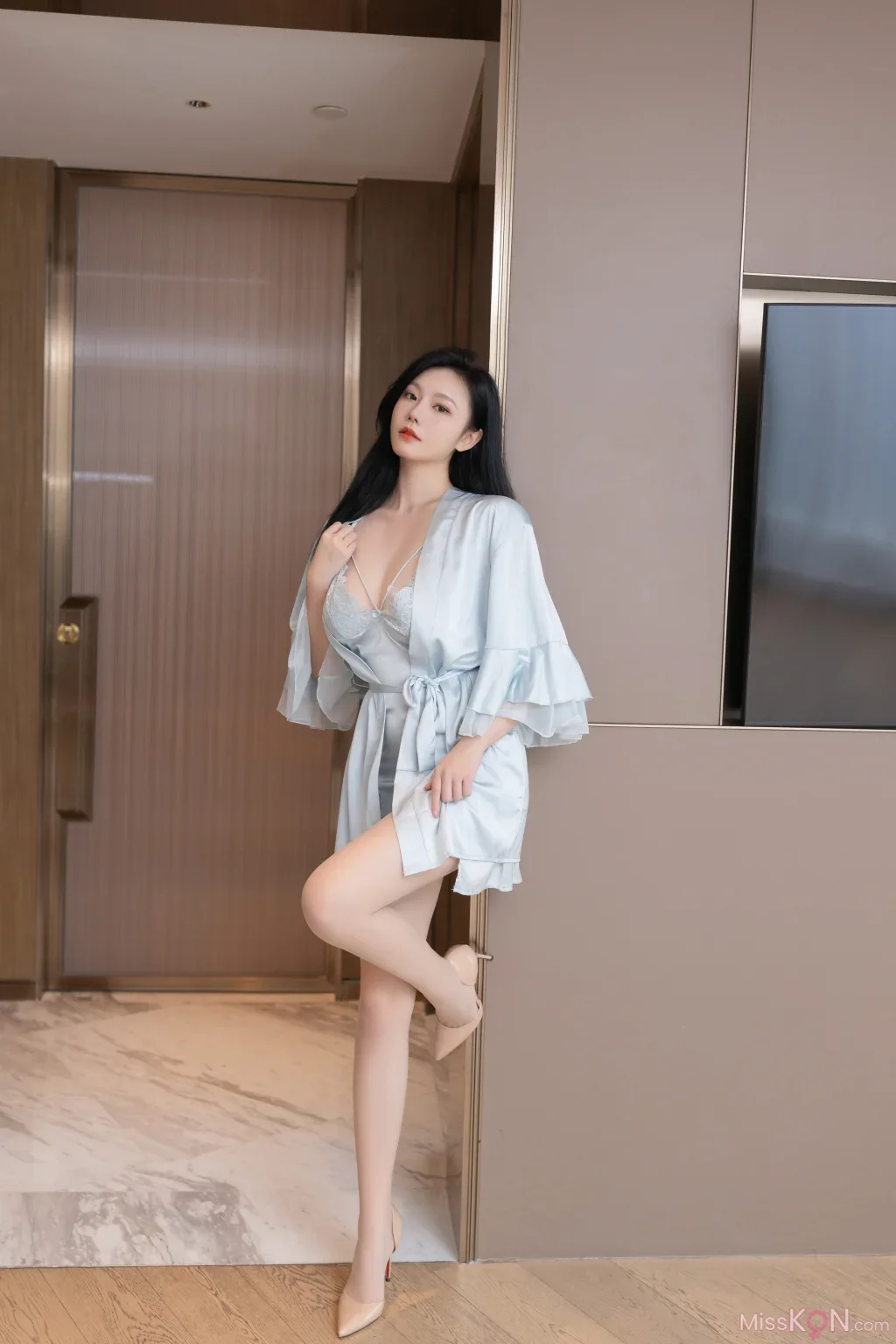 安然anran: 秀人网模特 性感冰丝睡衣